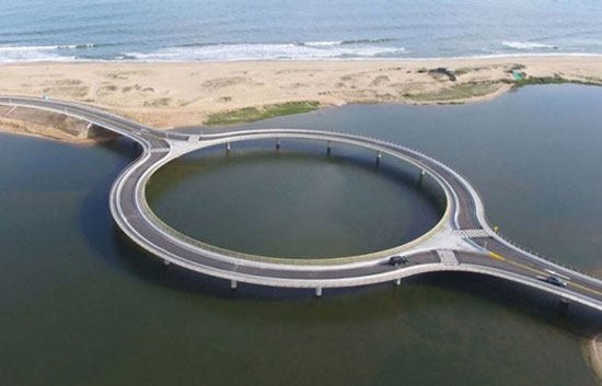 معماری جالب و دیدنی یک پل دایراه ای در سواحل جنوبی اروگوئه