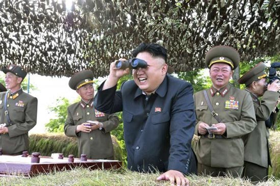 کیم جونگ اون را در حال نظاره کردن شلیک راکت به کره جنوبی ببینید