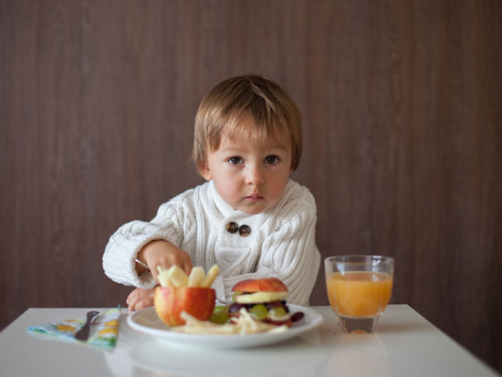 آموزش عادات غذا خوردن کودکان سر میز