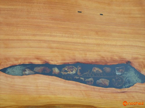 تزیین حفره‌های سطح چوب خام با صدف و رِزین