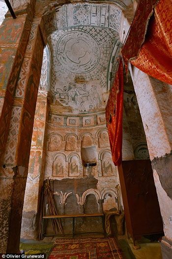 کلیسایی عجیب با بیش از هزار سال قدمت در بلندی های اتیوپی + تصاویر