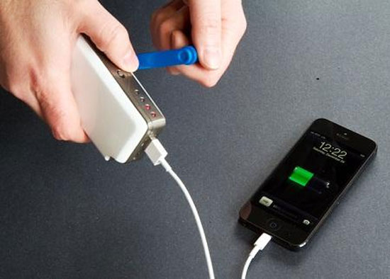 در شرایط اضطراری چگونه گوشی را شارژ کنیم؟