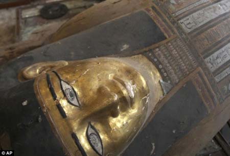 غارت موزه ملی مصر,موزه ملی مصر,اشیای هنری تخریب شده مصر