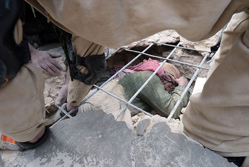نجات معجزه‌ آسای پیرزن از زیر آوار +عکس