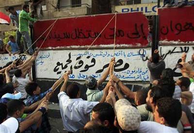 450 زخمی در اشغال بخشی از سفارت اسرائیل در قاهره