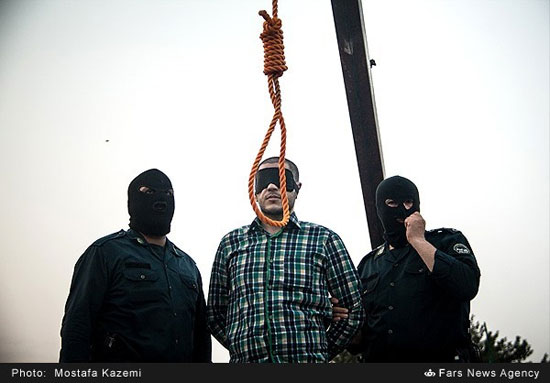 اعدام یک مجرم در ملأعام در ساری +عکس