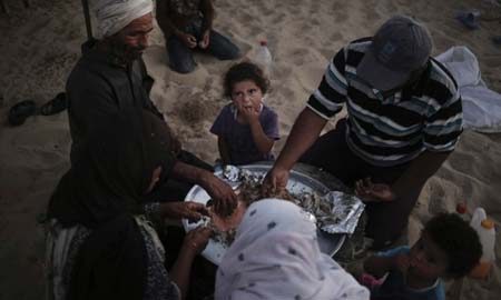 افطار یک خانواده آواره فلسطینی در خان یونس