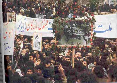 این عكس در صفحه 1151 كرونیكل (روزنگار) قرن 20 با مطلب سالروز پیروزی انقلاب سال 1979 ایران به چاپ رسیده است