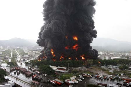آتش سوزی در یک پالایشگاه نفت در شهر 