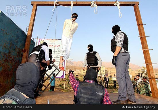 عکس: اجرای حکم اعدام سارقان مسلح (18+)