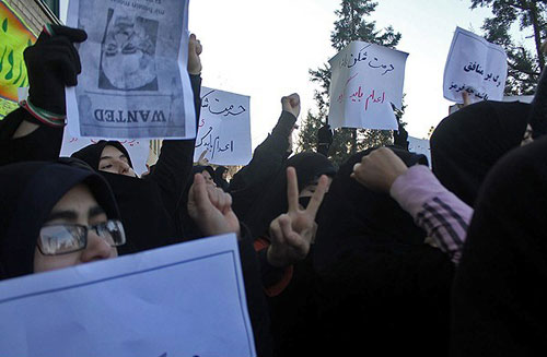 تجمع در اعتراض به حضور فائزه‌ هاشمی