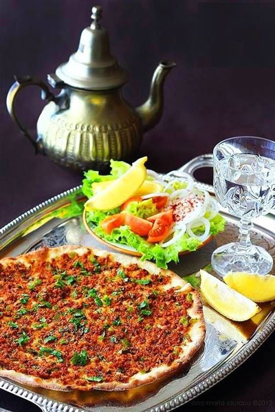 پیتزا ترکیه ایِ «لاه ماجون» را در ایران بخورید