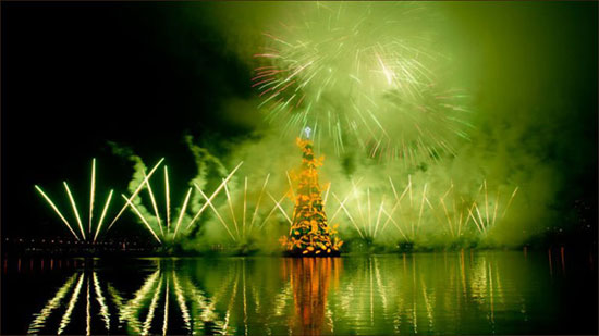 روشن شدن بزرگترین درخت کریسمس روی آب در برزیل