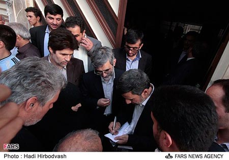استقبال اهالی نارمک از محمود احمدی‌نژاد
