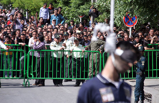 تصاویر اعدام 3 سارق مشهدی در ملاء عام