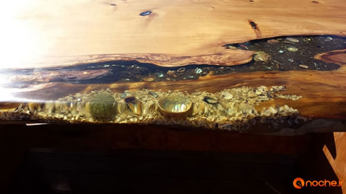 تزیین حفره‌های سطح چوب خام با صدف و رِزین