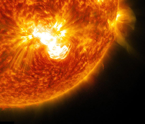 ثبت بزرگترین جرقه خورشیدی ۲۰۱۴ به ابعاد سیاره مشتری + عکس و ویدیو