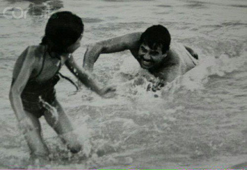 عکس: صدام در حال آب بازی با دخترش