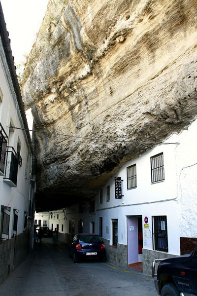 مردم این شهر، زیر یک صخره ی بزرگ زندگی می‌کنند