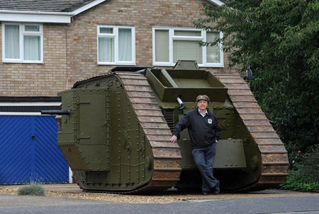 تانک نادر نظامی در جلوی خانه انتونی کوک 57 ساله
