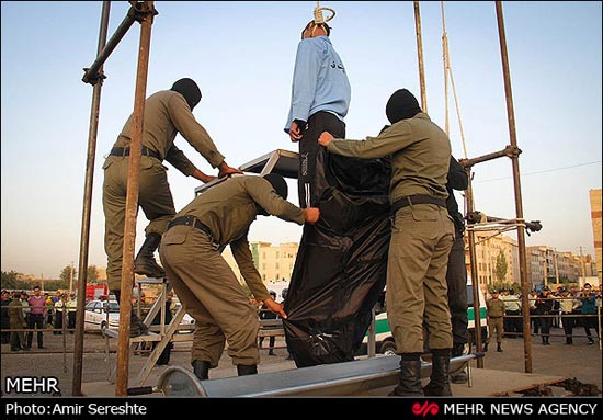 عکس: اجرای حکم اعدام متجاوز به عنف (18+)