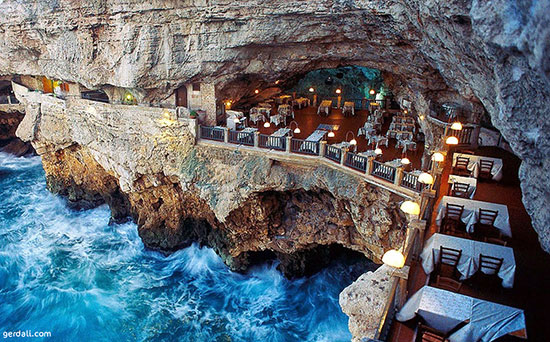 مقصد هیجان انگیز: رستوران ایتالیایی لای صخره ها، رو به موج های دریا