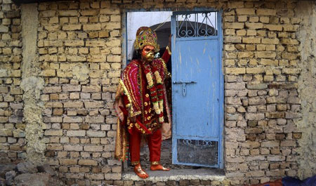 لباس پوشیدن مرد هندی برای شرکت در جشنواره Navratri در آمریتسار، هند