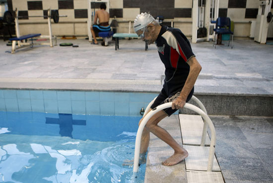 (تصاویر) شناگر 92 ساله تفرشی