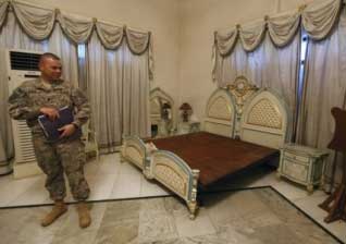 اتاق خواب صدام حسین + عکس