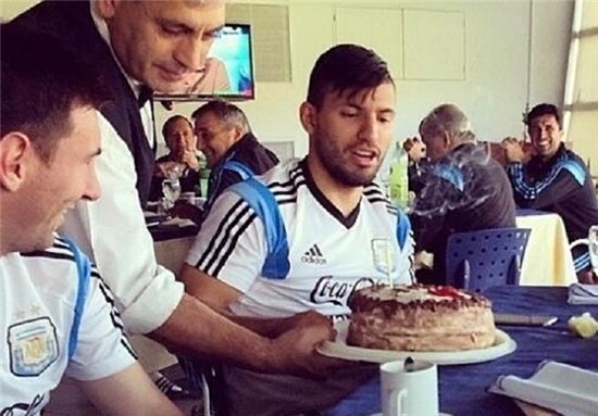 جشن تولد آرژانتینی‌ها برای آگوئرو در اردوی تیم ملی +عکس