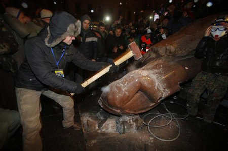 اخبار,اخبار بین الملل,اعتراضات  در اوکراین,مجسمه لنین