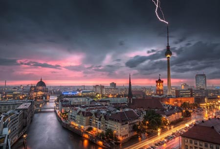 آذرخش بر فراز برج تلویزیونی Fernsehturm در برلین