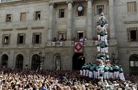 تشکیل یک هرم انسانی در جریان یک فستیوال در بارسلونا اسپانیا