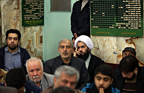 عارف در مسجد محله احمدی‌ نژاد +عکس