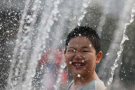 موج گرما در جنوب چین و آب بازی کودکان در پارک ها