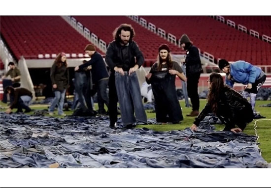پوشاندن چمن استادیوم با 18 هزار و 850 شلوار جین+تصاویر