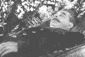انتقال جسد مومیایی شده استالین از آرامگاه لنین، حتی یك رای مخالف نداشت !!!