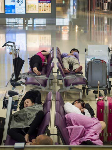 توفان شدید پروازهای فرودگاه هنگ کنگ را به تعویق انداخت