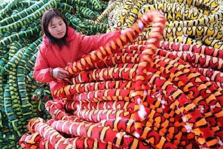 کارگاه تولید عروسک در استان جیانگسو، چین