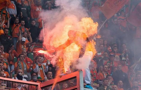 پلیس هوادار فوتبال را به آتش کشید! +عکس
