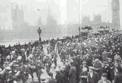 منظره ای به چشم آشنا - بستگان سربازان انگلیسی برای بدرقه آنان كه 31 ژانویه 1927 عازم چین بودند گرد آمده اند