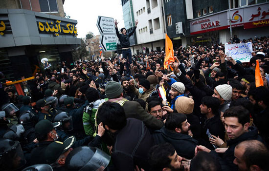 (تصاویر) برخورد پلیس با تجمع انصار حزب‌الله در مشهد