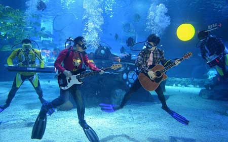 کنسرت زیر آب در تیان جین چین در فستیوال نیمه پاییز
