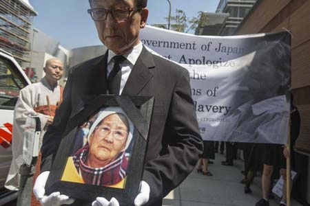 تظاهرات کره جنوبی ها علیه تجاوزات جنسی سربازان ژاپنی در جنگ دوم جهانی (شهر لس آنجلس)