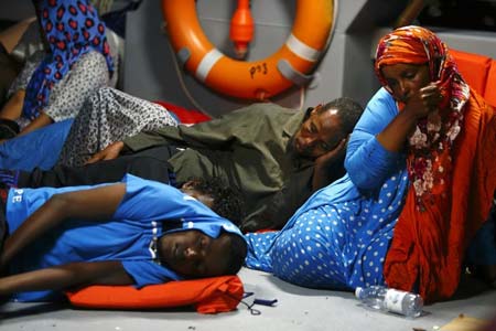 مهاجران غیر قانونی به جزیره مالت در یک کشتی