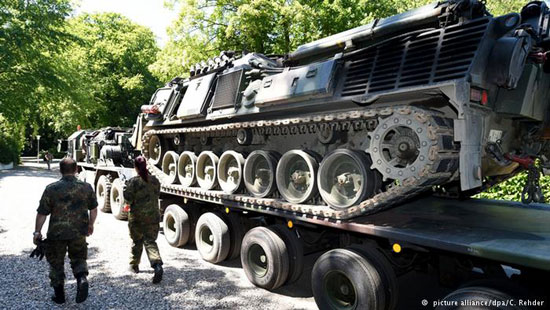 تانک و سلاح‌های جنگ جهانی در گاراژ یک خانه مسکونی در آلمان