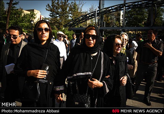 عکس: مراسم تشییع «بانوی زرین غزل ایران»