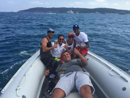عکس: خوشگذرانی رونالدو و دوستانش در قایق