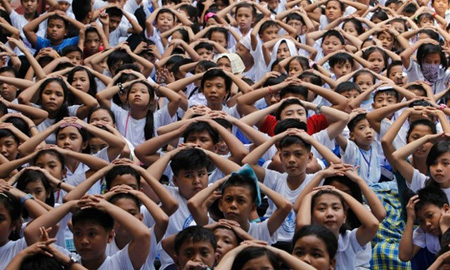 مانور زلزله در مدرسه ای در فیلیپین