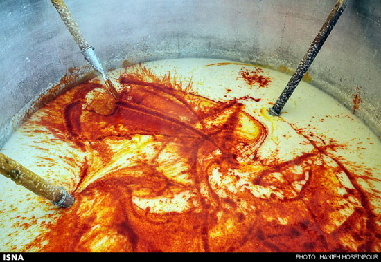پخت شله‌زرد نذری در شیراز